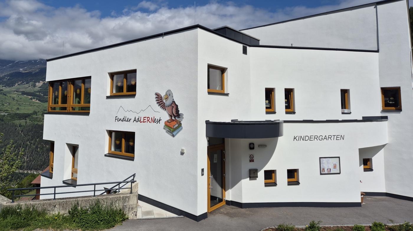 Gebäude bearbeitet 2 Bild zeitgt Kindergartengebäude