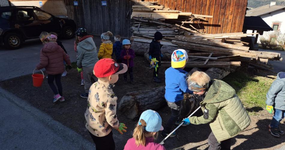 Kinder beim Müllsammeln